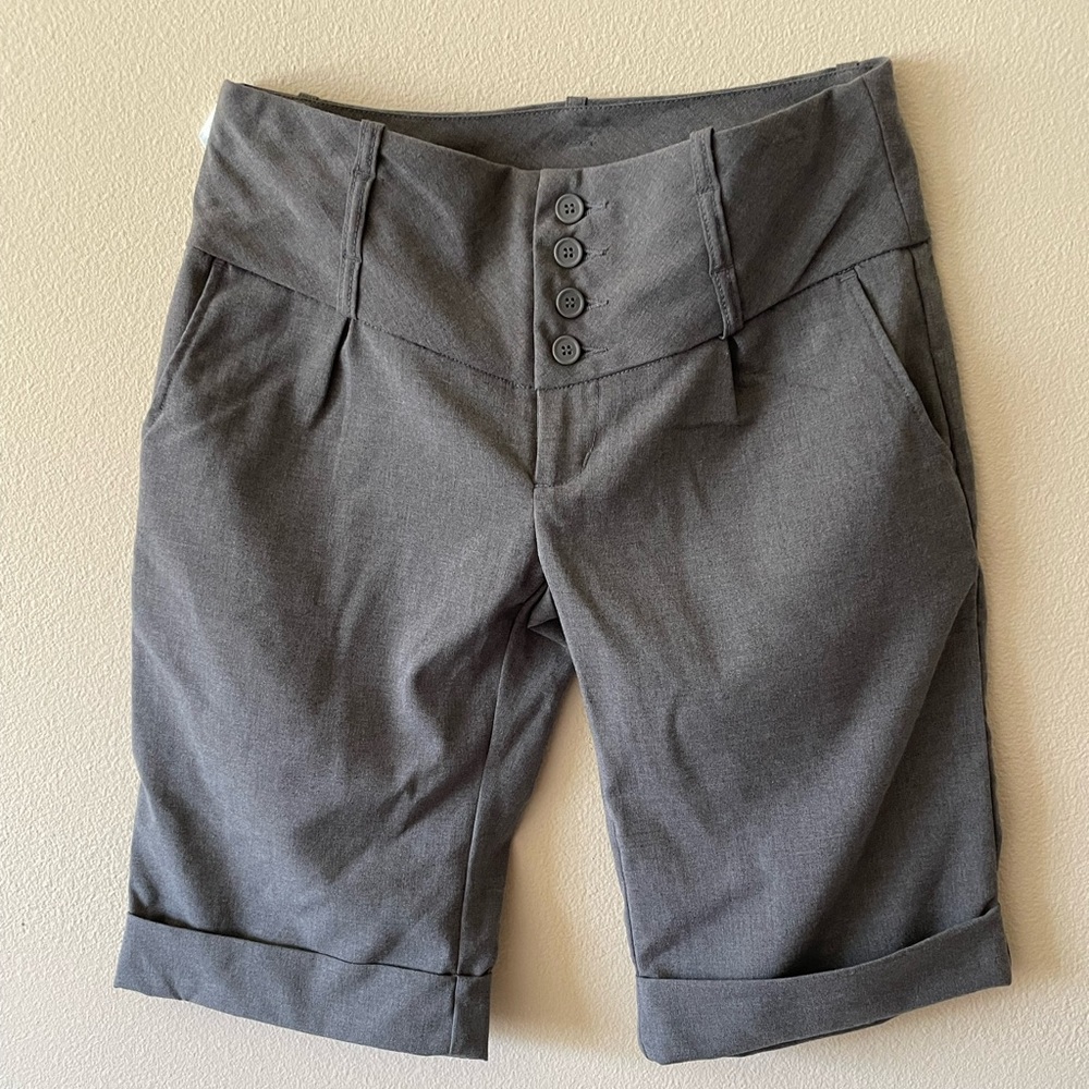 Xhilaration woman’s capri stretch pants. Grey   size 5. Like new condition.